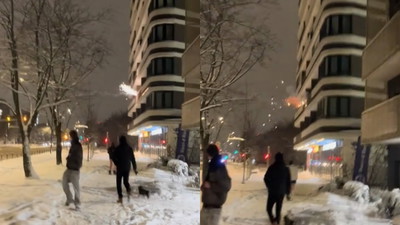 Fajerwerk przeleciał nad ludźmi i uderzył w balkon. Niesie się nagranie z Warszawy
