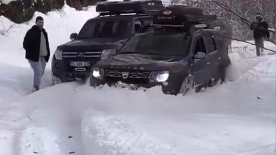 Wszystkie terenówki stoją, a Dacia Duster podjeżdża. Niesie się po sieci
