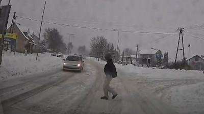 Policja pokazała nagranie. Nastolatka weszła na przejście i została potrącona
