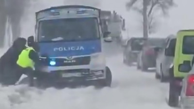 Policjanci siłują się z busem. Kierowcy tylko ich obserwowali