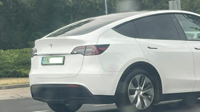 Biała Tesla poluje na kierowców. Lokalny szeryf miał wysłać nawet 1000 nagrań na policję