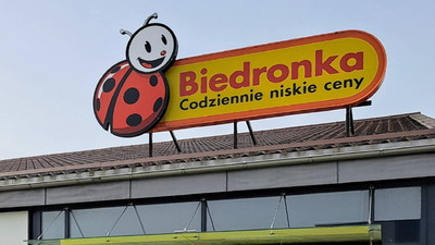 Biedronka pozbywa się po 1 zł. Klienci pokazują całe koszyki wypchane po brzegi