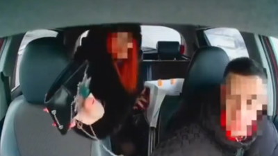 Macha mu przed nosem policyjną odznaką i każe jechać na czerwonym, bo się spieszy