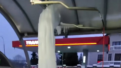 Zimy nie wytrzymały nawet myjnie. W Lublinie woda zamieniła się w lodową rzeźbę