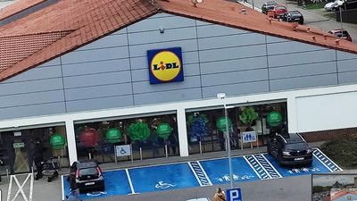 W Lidlu taniej, niż woda. Ludzie skanują kod z opakowania i płacą 3,49 zł za 4-pak