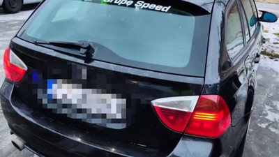 Miał wulgarny napis wymierzony w policję. Zatrzymanie skończyło zabraniem dowodu