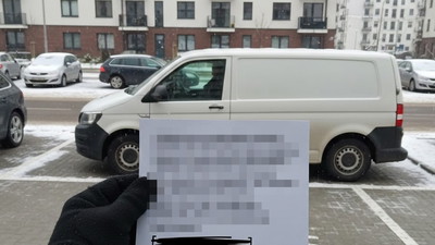 Kartka za wycieraczką zamiast mandatu. Kurier z Wrocławia miał zapłacić 50 zł za nie swoje miejsce