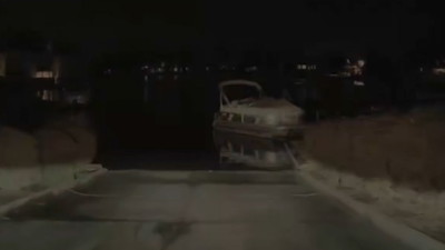 Tesla chciała wjechać do jeziora. Kierowca uratował auto w ostatniej chwili