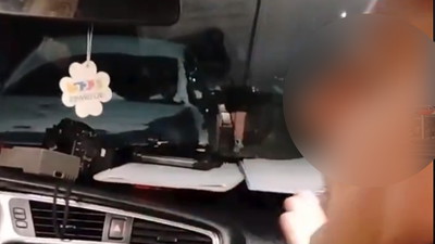 Policja zatrzymała prawo jazdy, gdy mężczyzna poszedł do samochodu. Świadek twierdzi, że kierowca pił