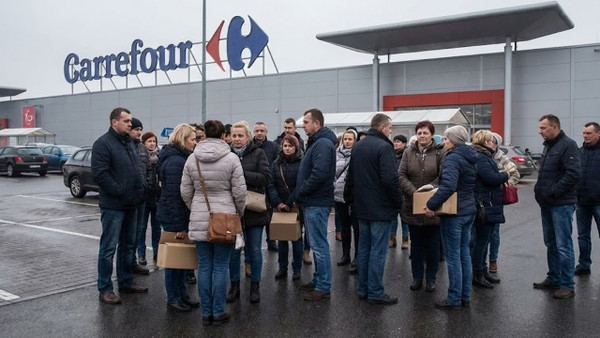 250 zwolnień w Carrefour 2026. 8 sklepów znika, odprawy jak w minimum