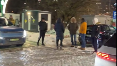 „To już nielegalny zlot”, właściciele elektryków na ładowarkach wprawieni w osłupienie