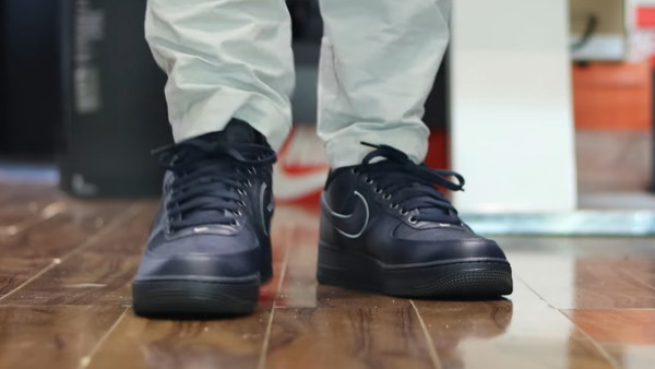 Całe czarne Nike Air Force 1 są w promocji za 269 złotych