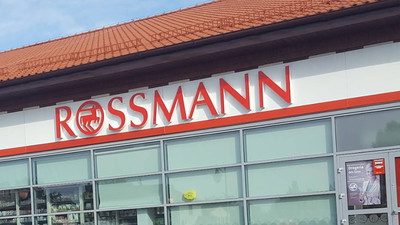 Uśmiechajcie się do kasjerek. Rossmann ma następne darmowe podarunki