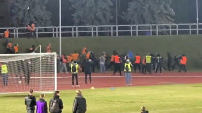 Bójka na trybunach, a spiker… zrobił z tego imprezę. Nagranie ze Starachowic to hit sieci