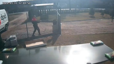 Pan Artur przyłapał kuriera DPD. Ustawił kamerę i się wydało
