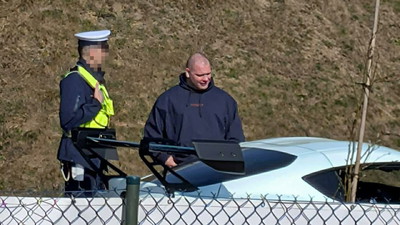 Zdjęcia policji i Buddy obiegły internet. „Ciekawe czy zatrzymali po zdjęcie czy po autograf”