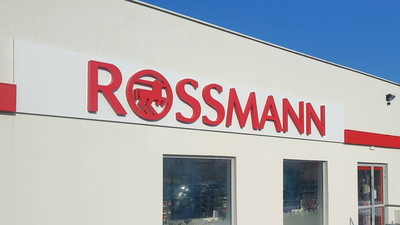 Rossmann rozdaje za darmo takie pakunki z podarunkami w środku