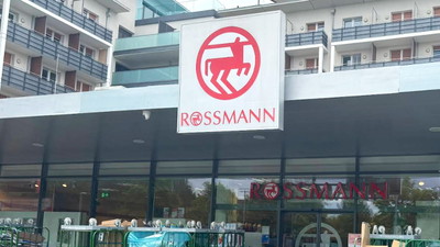 Powariowały. Rossmann przecenił genialną mgiełkę na 34,99 zł, a dziewczyny wystawiają na Vinted