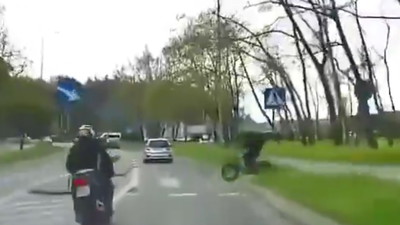 Motocyklista z zakazem wyprzedzał i potrącił pijanego rowerzystę na przejściu dla pieszych
