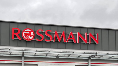 Dopiero po sprawdzeniu dziewczyny się zorientowały. Rossmann ma za 31 groszy od sztuki