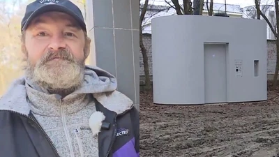 Sprytny bezdomny z Warszawy urządził sobie dom w toalecie za „600 000 złotych”