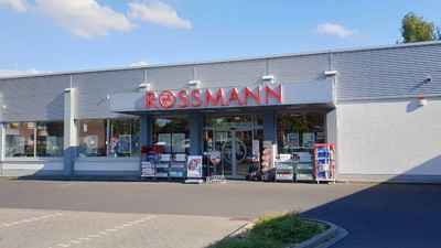 Rossmann na wie, że macie białe buty. Dlatego przecenił na 19,99 zł