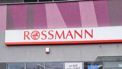 Takiego cyrku nie było. Rossmann przecenia dla osób dorosłych na 9,99 zł zamiast 144,99 zł