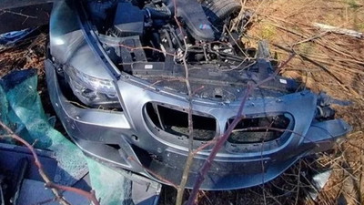 BMW wbiło się w drzewo. Zdjęcia pokazały skalę zniszczeń