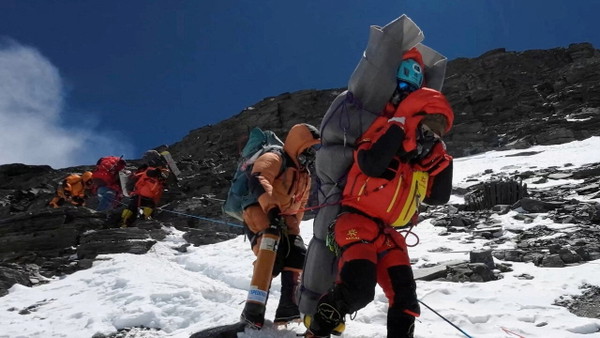 Truli turystów dla milionowych odszkodowań. Szokujący proceder na Mount Everest