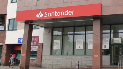 Klienci Santander wkurzeni. Muszą chodzić do placówek