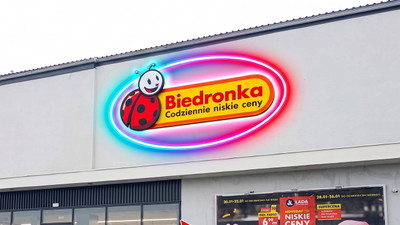 Jutro będzie cyrk. Biedronka przecenia na 99 groszy od butelki, bez żadnego limitu