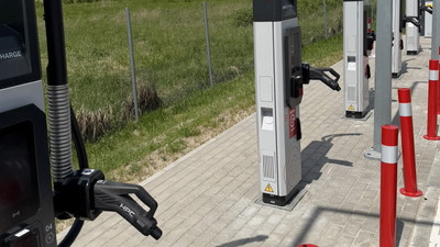Chcecie naładować samochód elektryczny na S5? Wszystkie kable ucięte