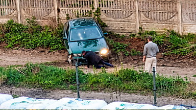 Uderzyli swoim BMW w płot. To, co stało się później zdumiewa wszystkich