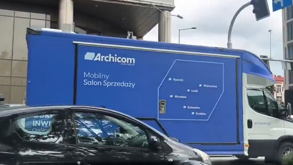 Mieszkania najwyraźniej się nie sprzedają. Po Wrocławiu jeżdżą „mobile salony sprzedaży”