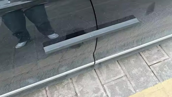 Zobaczyłem to dzisiaj na parkingu. To rozwiązanie na obite drzwi samochodu na parkingach