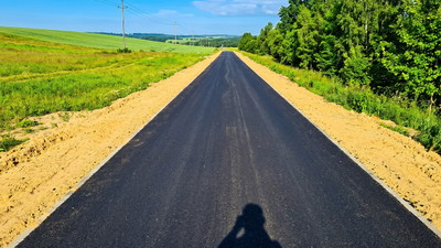 Rowerzystka pokazała absurd. Nowa ścieżka rowerowa, a na środku…