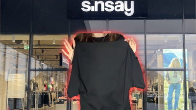 Sinsay ma hitową koszulkę za 29,99 zł. Sztos na jedno ramię