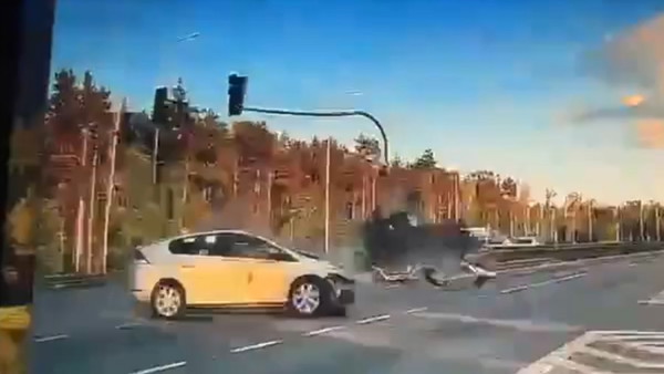Jest film z wypadku w Ząbkach. Taksówkarz próbował zawrócić, auto dachowało