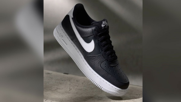 Nike Air Force przecenione z ponad 500 złotych na 239 złotych. Nic tylko zamawiać