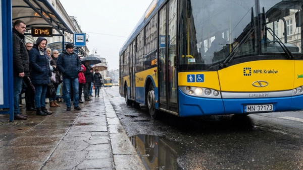Stoicie tak na przystanku? Kierowcy autobusów tylko się na Was irytują