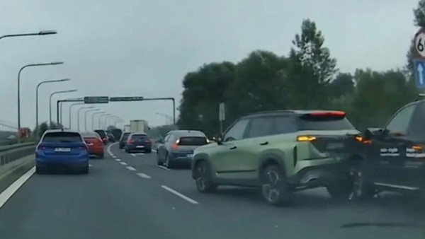 BMW wjechało w Jaceoo 7 na S7. Widać, jakie są uszkodzenia chińskiego samochodu