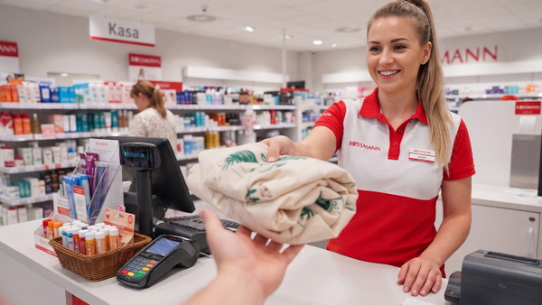Rossmann ma nowy gratis przy kasie. Tym razem funkcjonalny prezent