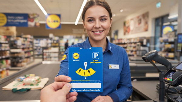 Lidl zaczął za darmo rozdawać karty parkingowe przy kasie