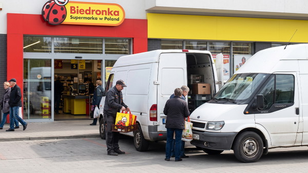 Busy podjeżdżają, bo Biedronka przeceniła na 50 groszy