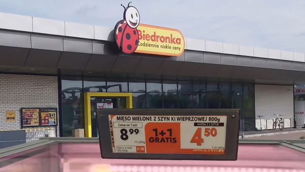 Mięso za 4,50 zł. Biedronka wystawiła je na lodówki za półdarmo