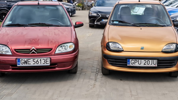 Komis samochodowy robi promocję 1+1. Jedno auto dostajecie za darmo