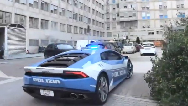 Włoska policja wiozła nerkę Lamborghini. Świat się zachwyca nagraniem