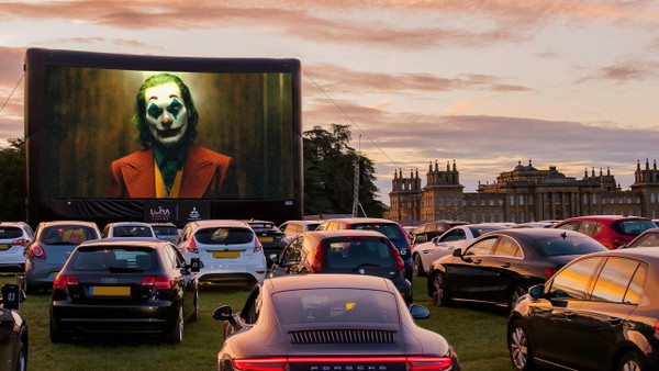 W Warszawie wystartowało już darmowe kino samochodowe. Kiedy, co i jak?