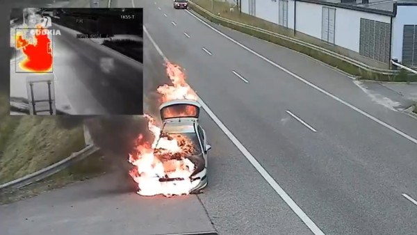 GDDKiA pokazało nagranie. Samochód się zapalił, ale nikt nie zauważył tego szczegółu
