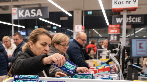 Kaufland pozbywa się przy kasie za 1 zł. Muszą wyprzedawać